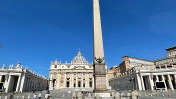 Photo of an iconic building in Rome, Italy. A large pillar shoots up into the air.